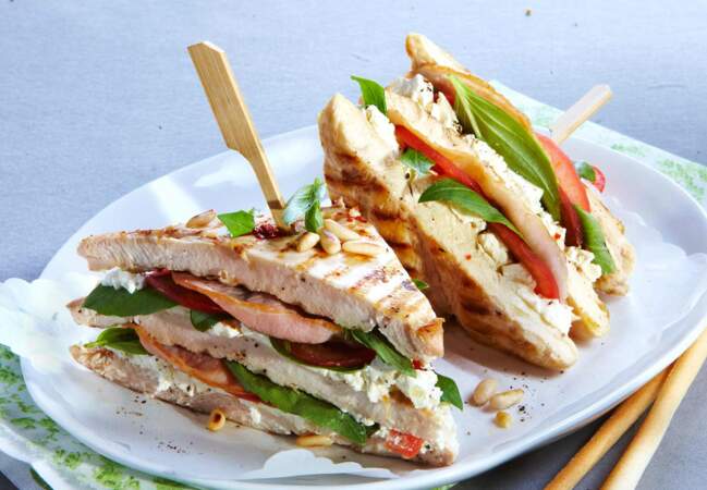 Club-sandwich de poulet au bacon et basilic