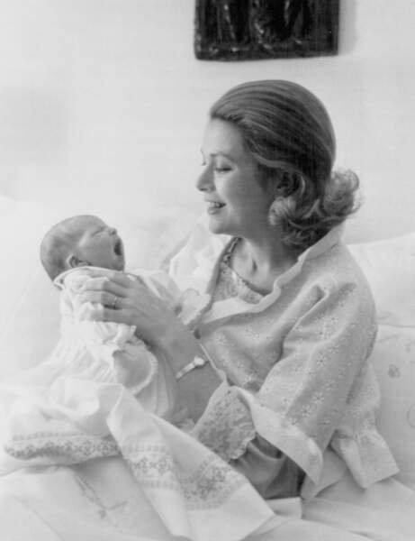 Grace de Monaco donne naissance à la princesse Stéphanie en 1965