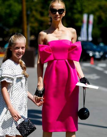 Street Style Paris : la robe rose fuschia