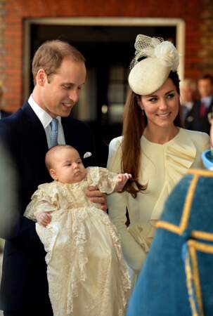Le prince George septique le jour de son baptême en la chapelle royale du palais St James a Londres, octobre 2013