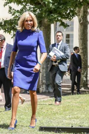 Brigitte Macron : sa robe courte bleue rock'n glam