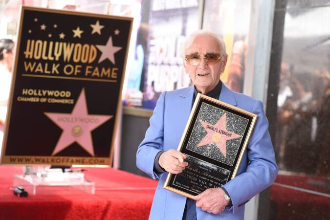 Charles Aznavour connaît la consécration à Los Angeles avec une étoile à son nom sur Hollywood Boulevard...
