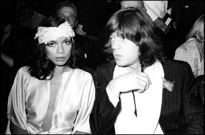 Mick Jagger et Bianca Jagger lors d'une soirée à l'Ange bleu à Paris en 1974.
