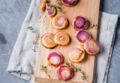 Mini tatins d’oignons rouges et Raclette RichesMonts