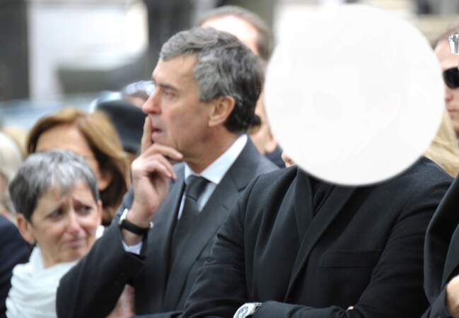 Qui était aux côtés de Cahuzac lors des obsèques de Guy Carcassonne ?