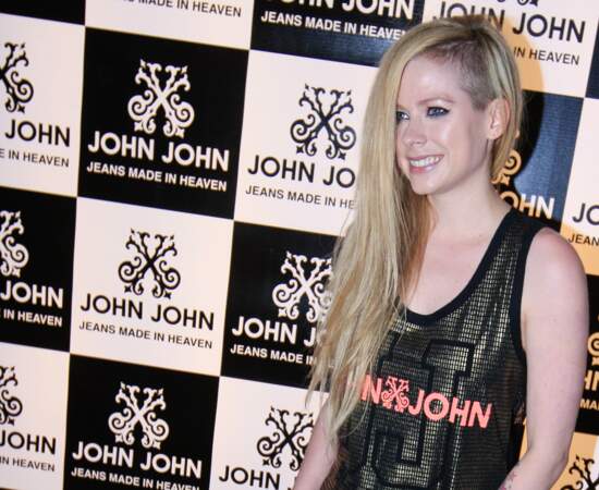...avec des longueurs différentes comme chez Avril Lavigne qui a opté pour la longueur d'un côté et le rasage....