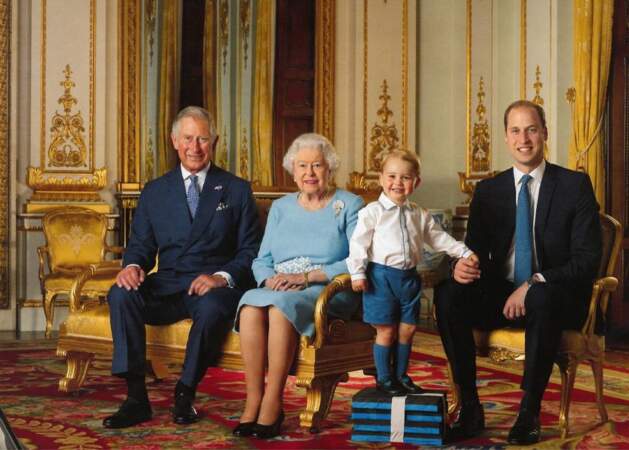 La Reine et ses trois héritiers, George étant le plus jeune. Un cliché officiel pour l'édition d'un timbre