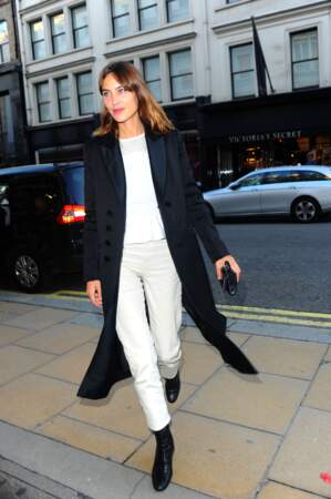 Fashion week : Alexa Chung en pantalon blanc 