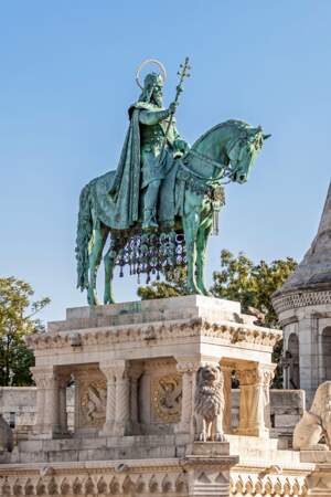 Statue équestre de Saint Etienne et Bastion des Pêcheurs