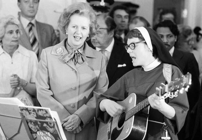 Margaret Thatcher visite Toynbee Hall... et chante avec une soeur (juillet 1980, elle est en poste depuis un an). 