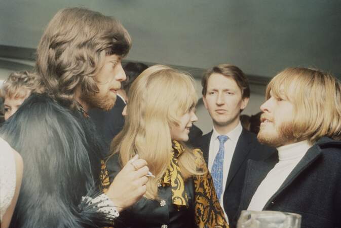 Mick Jagger, Marianne Faithfull et Brian Jones lors d'une soirée à Londres le 28 janvier 1968.
