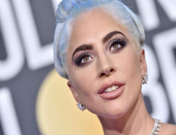 Pour preuve lors des Golden Globe en 2019 , la seule folie de Gaga est un léger halo bleu sur les cheveux