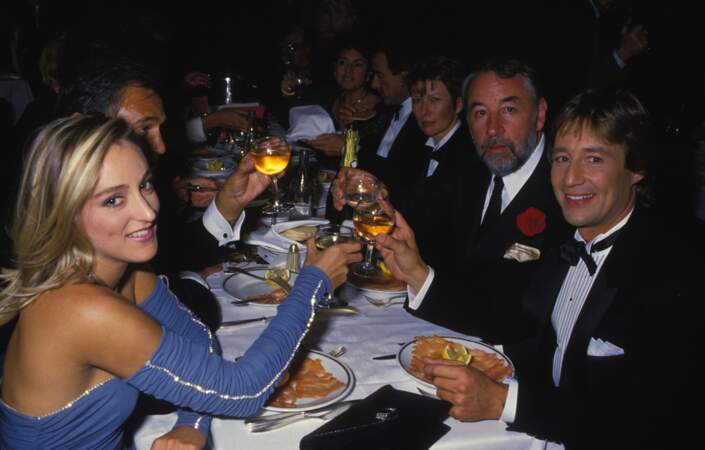 Patrick Sabatier, sa femme Isabelle et Philippe Noiret lors de la nuit des 7 d'Or au Lido le 28 octobre 1985.