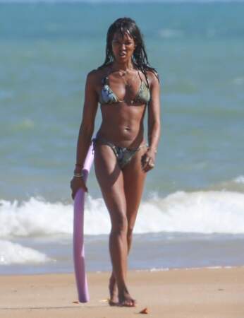Naomi Campbell canon en bikini à 47 ans 