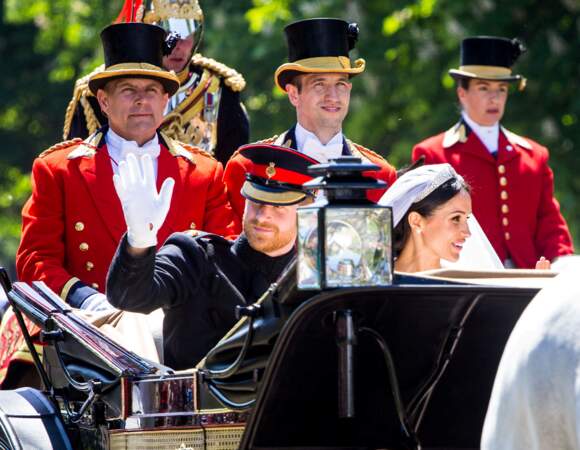 Le Prince Harry et Meghan Markle ont salué la foule dans leur carosse