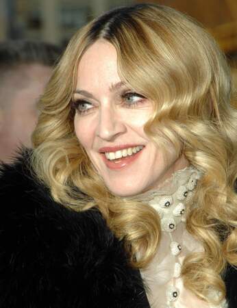 Madonna les cheveux bouclés