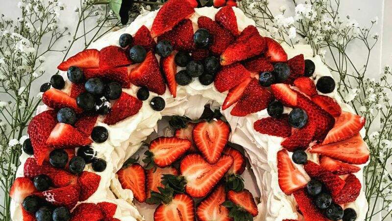 Pavlova aux fraises et fruits noirs