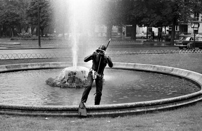 Homme-grenouille dans un bassin du Rond-Point des Champs-Elysées, 1970.
