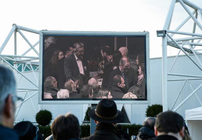 Un écran géant retransmettait la cérémonie pour les anonymes venus rendre hommage à Charb