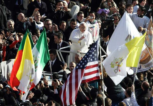 Sur la place Saint Pierre, à Rome, des drapeaux de tous les pays