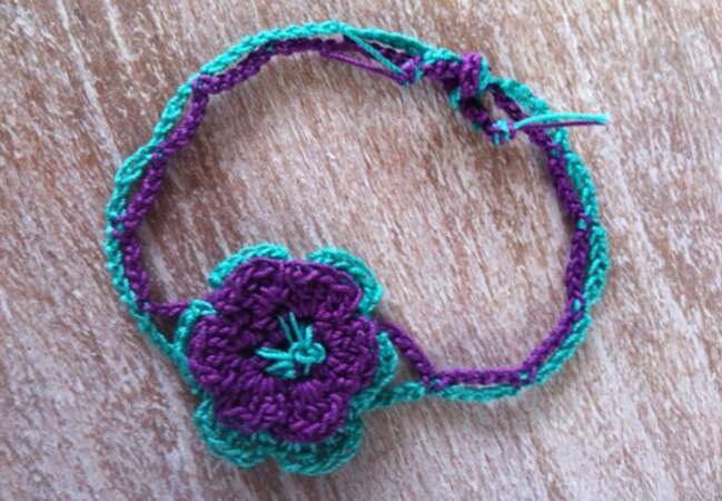 Un bracelet fleur au crochet