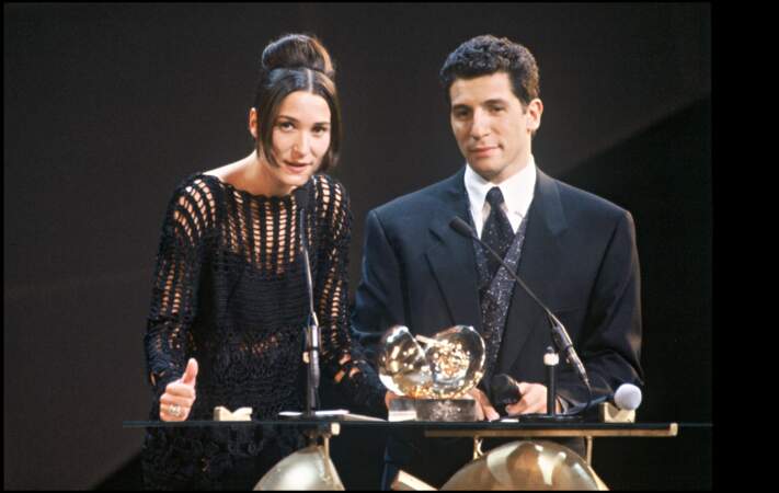 Nagui présente les Victoires de la Musique en 1993 où il remet une Victoire à Zazie.