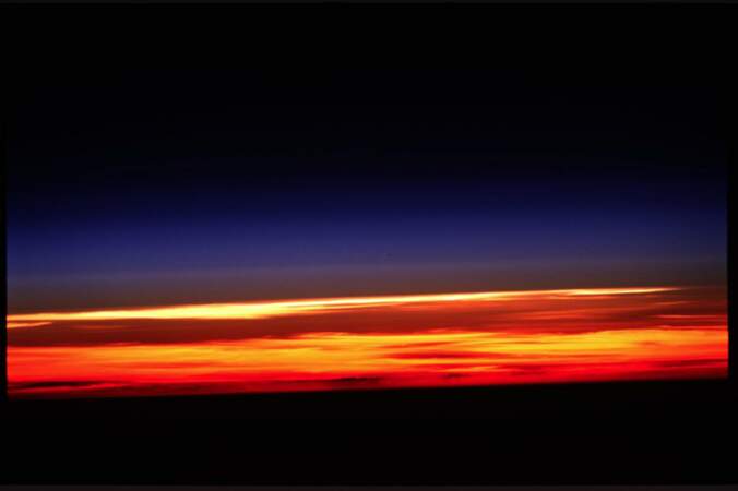 Vue de l'atmosphère terrestre lors de la mission de la navette spatiale Columbia (2003)