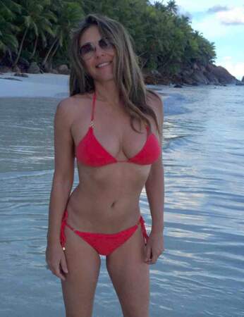 Elizabeth Hurley canon en bikini à 52 ans 