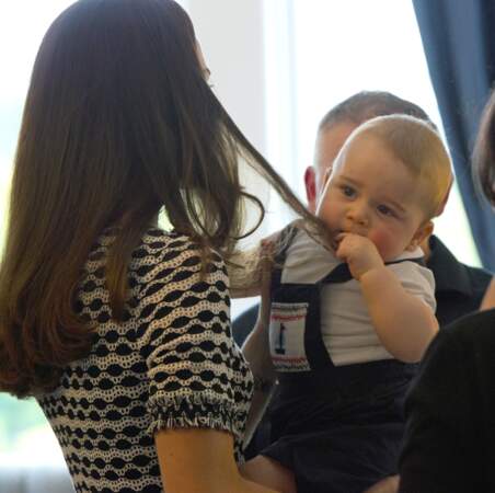 Le prince George fan des cheveux de sa mère, Kate Middleton, Nouvelle-Zélande, avril 2014