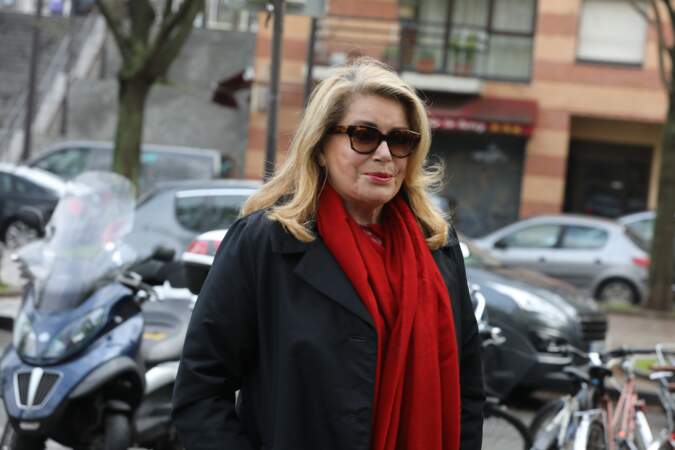 Catherine Deneuve arrive à l'hommage à Agnès Varda à la Cinémathèque française de Paris le 2 avril 2019.