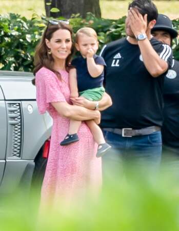 Kate Middleton a regardé avec son fils Louis le match de polo.