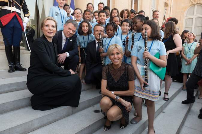Les Macron, le président colombien Juan Manuel Santos et sa femme avec les enfants du groupe Demos Orchestra