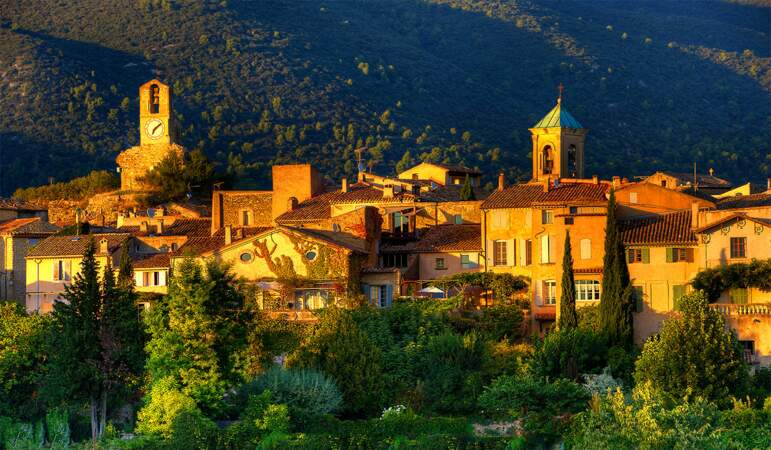 Lourmarin, joli village de Provence dominé par son château classé monument historique