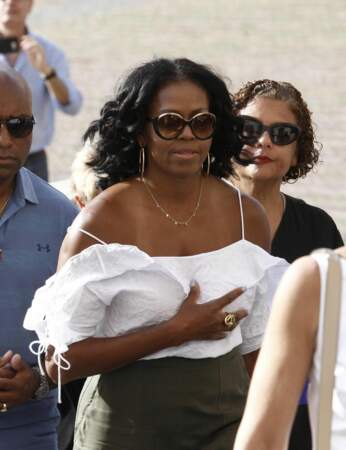 Michelle Obama en blouse légère et sans soutien-gorge dans les rues de Sienne