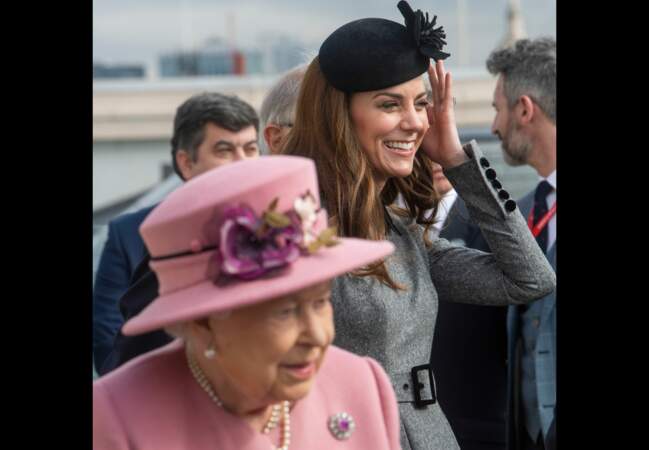 Kate Middleton ravissante dans une robe-manteau pour une première sortie en duo avec la reine Elisabeth