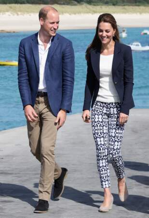 Le couple princier, des looks assortis pour visiter l'île Saint-Martin ( archipel anglais des îles Scilly ) 