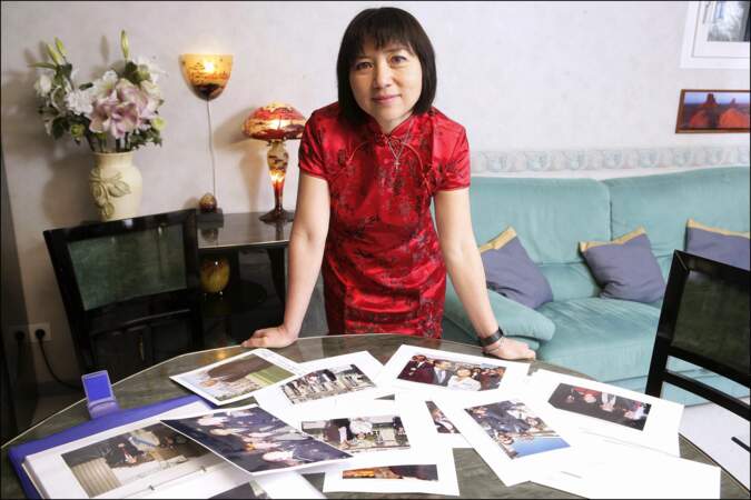 En 2006, Anh Dao Traxel pose avec les photos souvenirs...