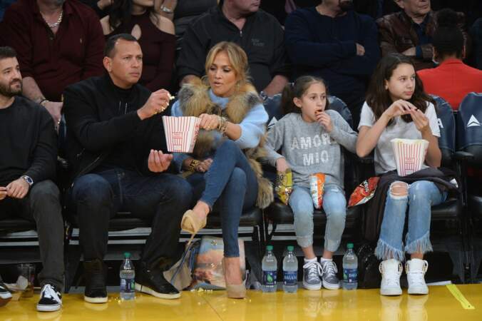 Jennifer Lopez et Alex Rodriguez  assistent au match des Lakers avec leurs enfants à Los Angeles en janvier 2018.