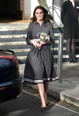 En robe noire classique à pois, Kate Middleton arrive au Foundling Museum de Londres le 28 novembre 2017