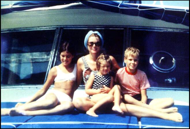 La princesse Grace avec ses enfants, Caroline, Albert et Stéphanie, fin des années 60.