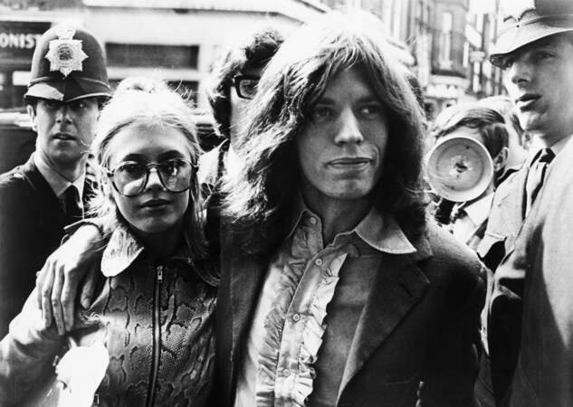 Mick Jagger et Marianne Faithfull arrivent au tribunal pour possession de marijuana le 29 mai 1969...