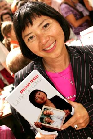 Anh Dao Traxel présente son livre "La fille de coeur" au salon "La forêt des livres" en 2006.