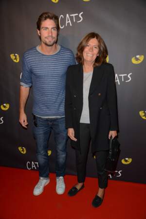 Tom Leeb et sa mère Béatrice à la première de la comédie musicale "Cats" à Mogador à Paris, le 1er octobre 2015.
