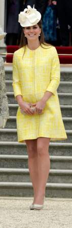 Kate ose la robe jaune à la Garden Party de la Reine Elizabeth II à Buckingham Palace le 22 mai 2013