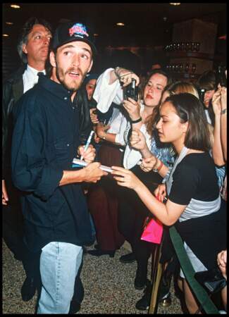 Luke Perry signant des autographes lors d'une soirée au Planet Hollywood de Londres en 1994