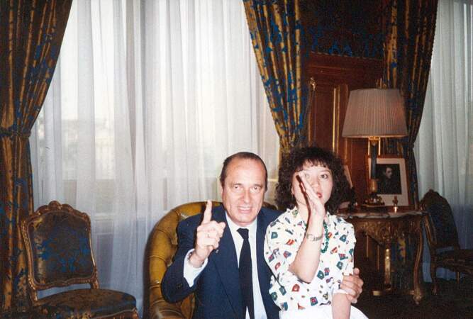  Jacques Chirac avec Anh Dao dans son bureau à l'Hôtel de Ville en 1989.