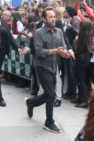 Luke Perry arrive au bâtiment AOL à New York, le 8 octobre 2018