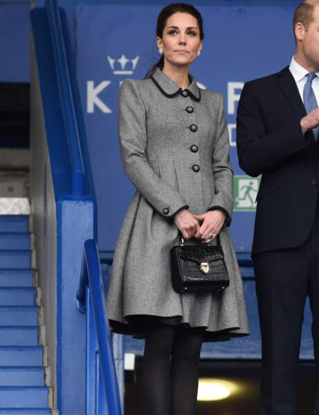Kate Middleton toujours avec une pochette ou un sac à la main