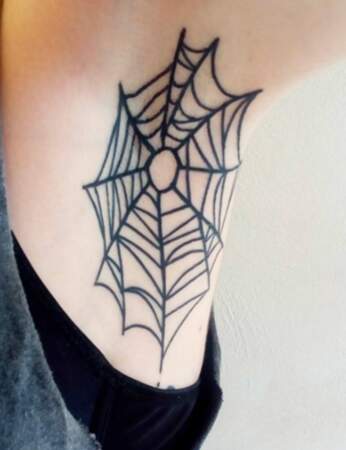 Armpit tattoo : la toile d'araignée