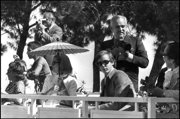 Le prince Rainier caméra à la main avec Albert et Caroline en 1973